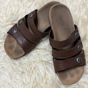 Minnetonka sandals. Sz 8. Brown leather. Silver conch. VGUC